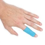 En person som holder en blå bandasjetape på fingeren.