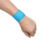 En persons hånd med en blå Bandasjetape.