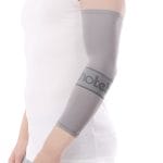 Arm-sleeve-Light-30700-4.jpg En mann iført en grå Armhylse – lett | 30700.