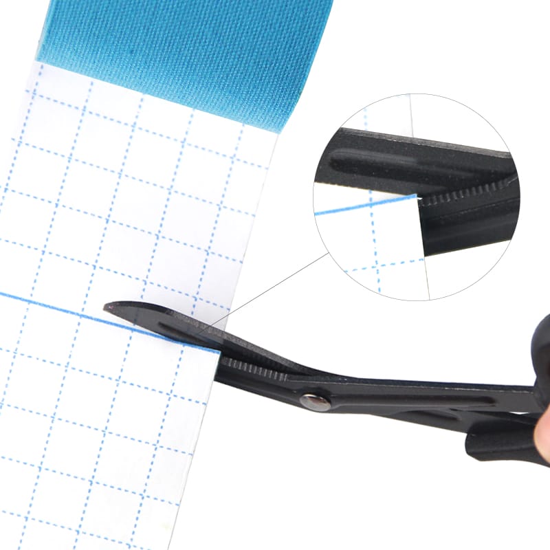 Saks for kinesio- og sportstape 4 En person som klipper Saks for kinesio- og sportstape med saks.