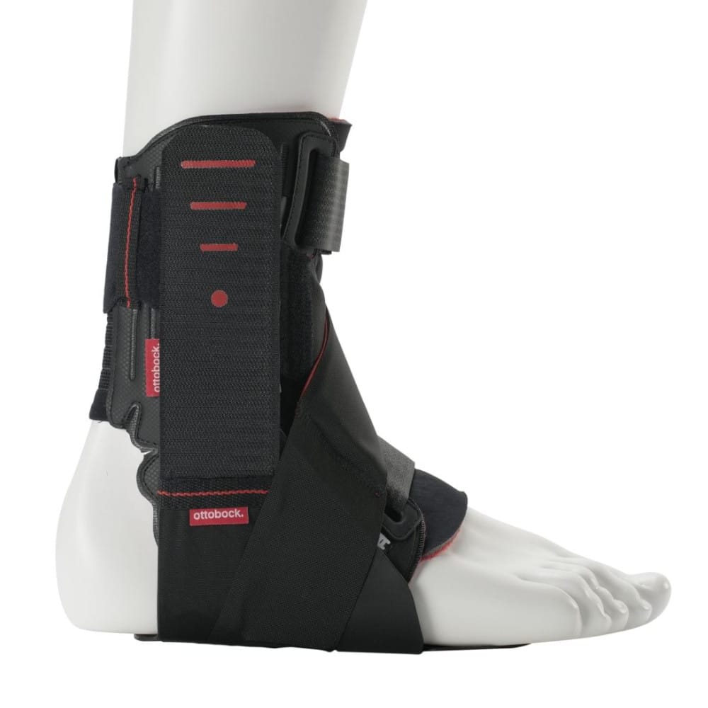 Ankelskinne | 50S8 2 En mannequin med en Ankelskinne | 50S8 sort og rød Ankelskinne.