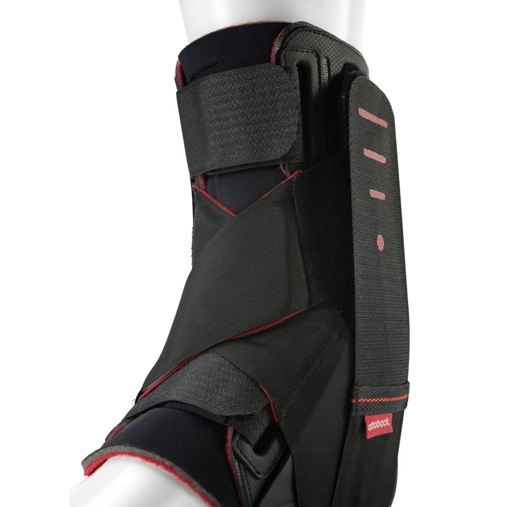 Ankelskinne | 50S8 4 En mannequin med en svart Ankelskinne 50S8 ankelstøtte.