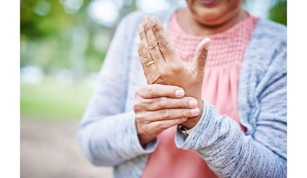 eldre dame med en ring på fingeren som har revmatoid artritt