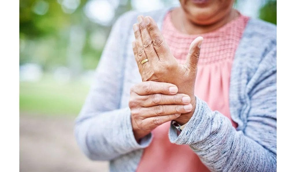 Leddgikt i fingrene og hendene 2 eldre dame med en ring på fingeren som har revmatoid artritt